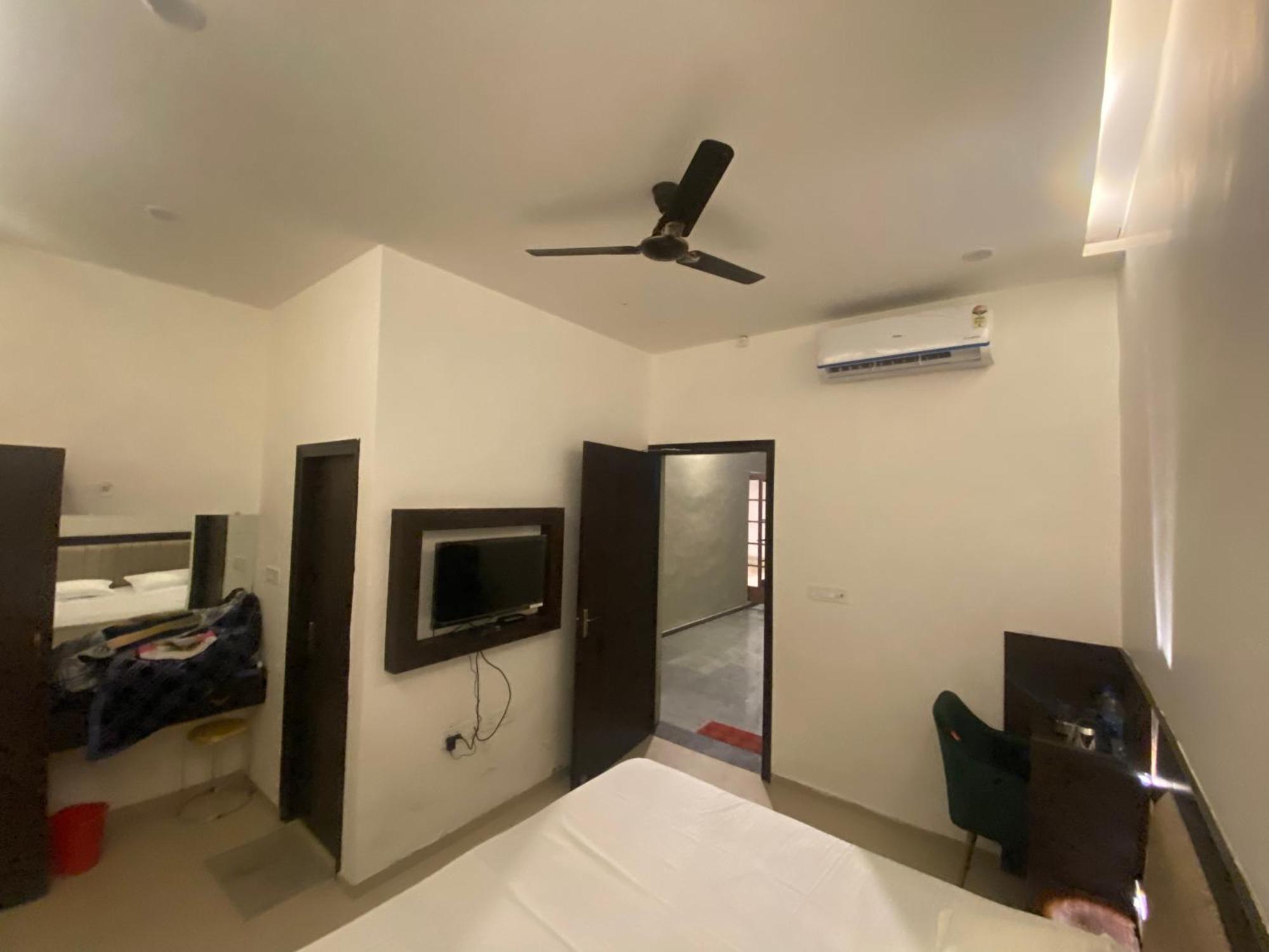 Guest house Solitaire Gardens Near Airport Lucknow
