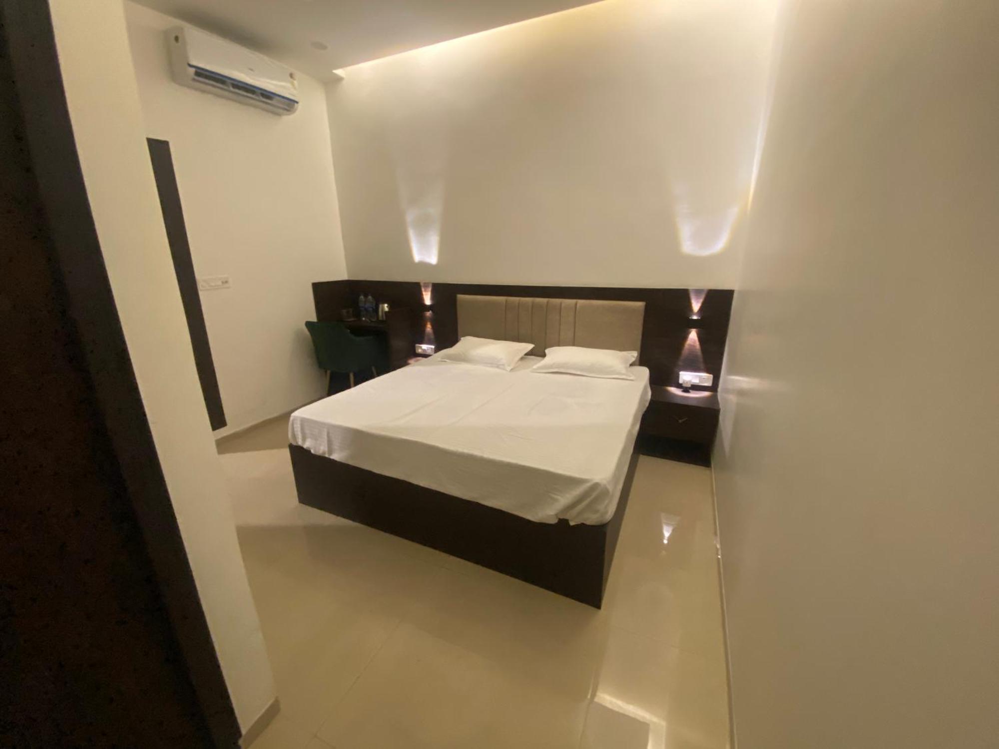 Solitaire Gardens Near Airport Guest house Lucknow